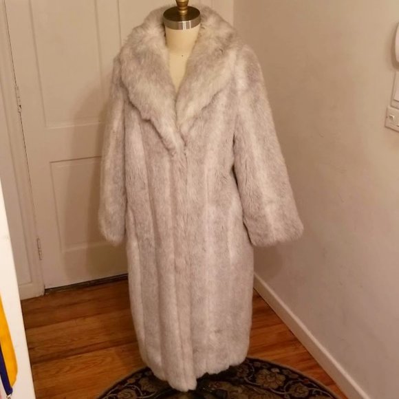 Silver Fox | Faux Fur | Signature Collection by Russel Taylor | Limited Edition - Picture 3 of 16